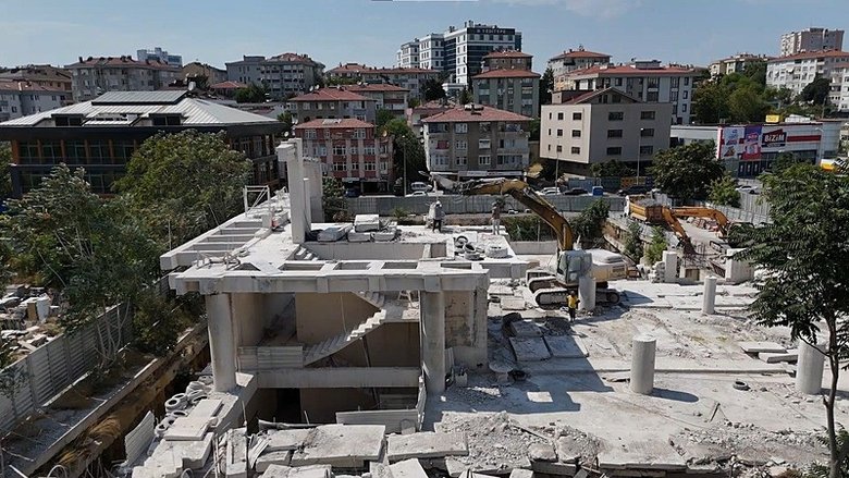 8 yıldır bitmiyor! Kadıköy’deki inşaat çürümeye terk edildi