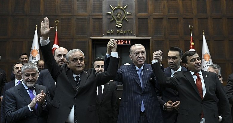 Rozetleri Başkan Erdoğan taktı: Partilerinden istifa eden 3 milletvekili AK Parti’ye katıldı!