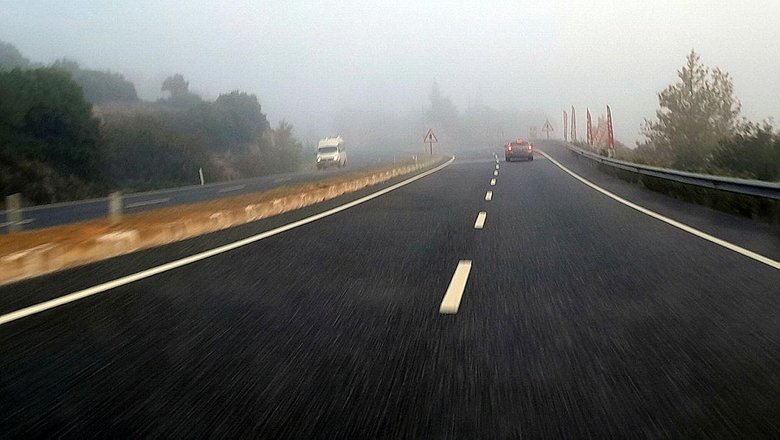 Muğla-Aydın karayolunu sis bulutu kapladı! Yola göz gözü görmedi