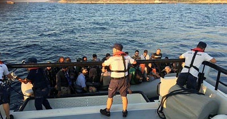 Çeşme’de lastik botlarda 75 kaçak göçmen yakalandı