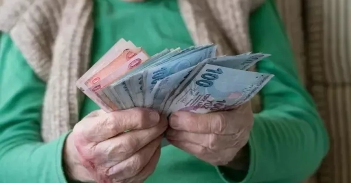 Emekliler ikramiyelerini almaya başladı