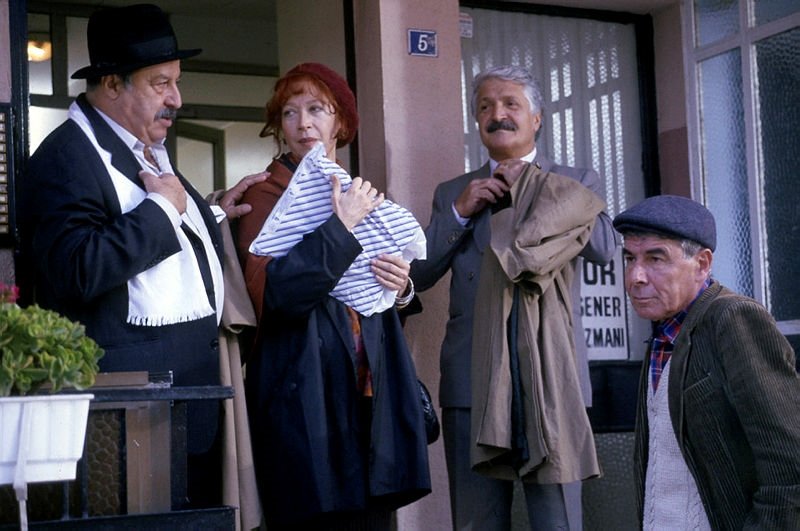 Efsane dizi ’Bizimkiler’in ’Üçkağıtçı tak tak Sedat’ı Salih Kalyon hikayesiyle şaşırttı! Sattığı bilet hayatını değiştirmiş