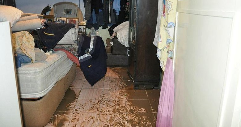 Taşan dere suları, evi savaş alanına çevirdi