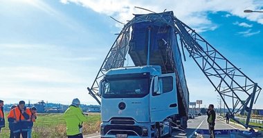 Açık unutulan TIR’ın dorsesi levhayı yıktı