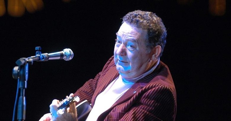 Usta sanatçı Kayahan AKM’de şarkılarıyla anıldı