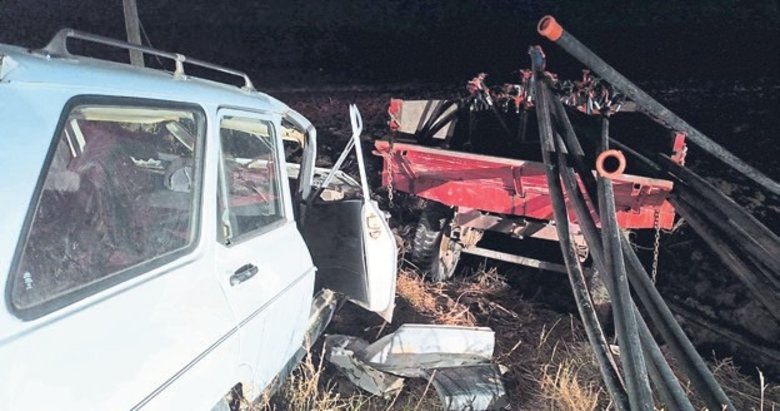 Otomobil boruların içine daldı: 2 kişi ağır yaralandı