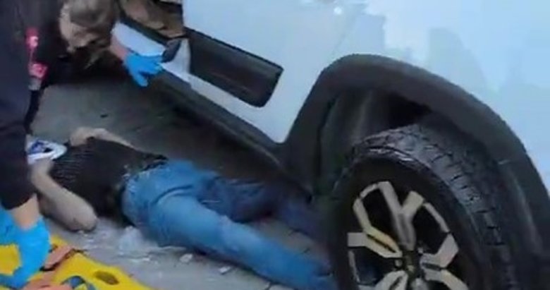 Kontrolden çıkan araç servis bekleyen işçilere daldı! Sürüklediği 4 kişiden 2’sini altına aldı