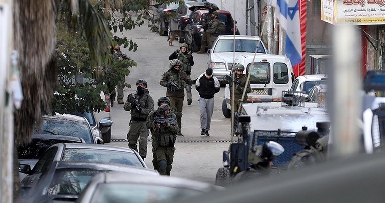 İsrail Batı Şeria’da 15 Filistinliyi gözaltına aldı