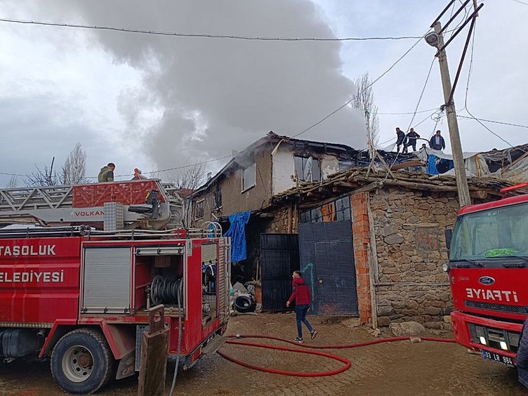 Afyon’da yangın paniği: Baba, kapıyı kırarak çocuklarını alevlerden kurtardı