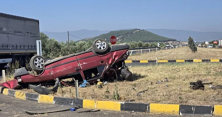 İzmir’de feci kaza! Kontrolden çıkan otomobil tepetaklak oldu