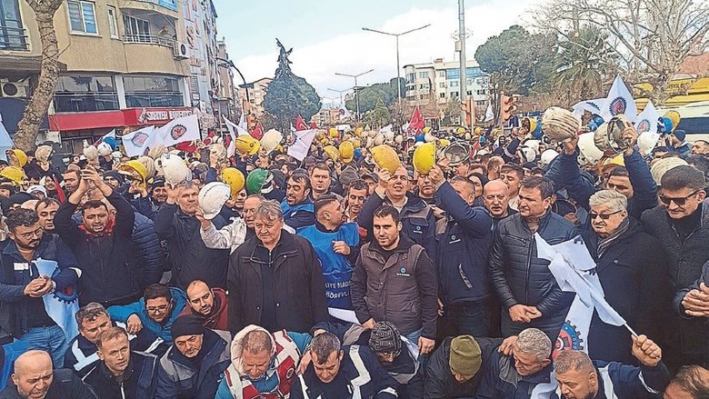 Somalı madencilerden baretli maaş protestosu