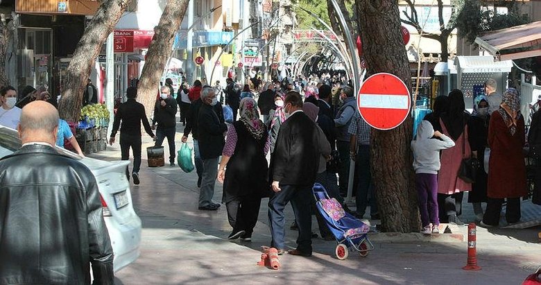 Alaşehir’de tehlikeli kalabalık! Vatandaşlar soluğu sokakta aldı