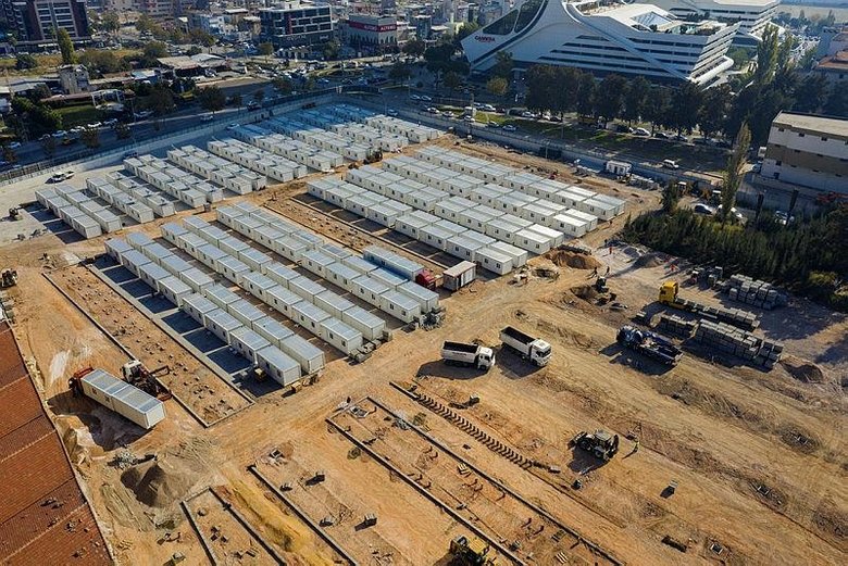 İzmir’de geçici barınma merkezinde konteyner kurulumu devam ediyor