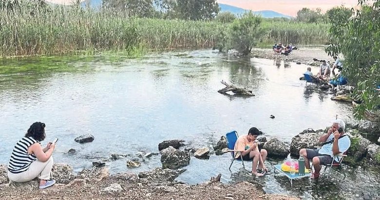 Tatilciler Kadın Azmağı Deresi’nde yasak dinlemedi