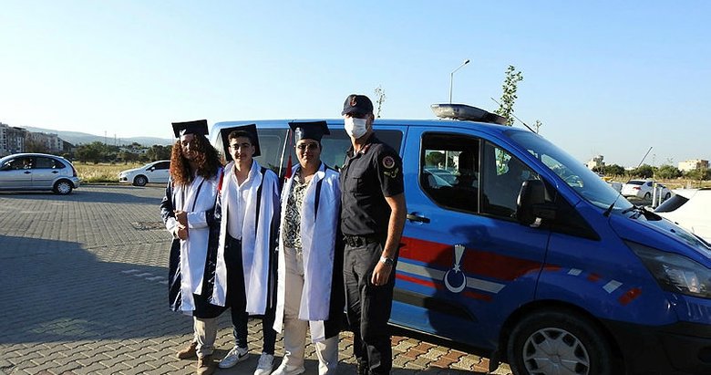 Mezuniyet törenine jandarma ekip otosuyla gelen öğrenciler herkesi şaşkına çevirdi