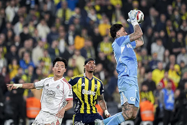 taraftar-topa-tutmustu-fenerbahcede-ederson-icin-son-karar-tedescoya-yapilan-ona-yapilmayacak-1777704284518.png