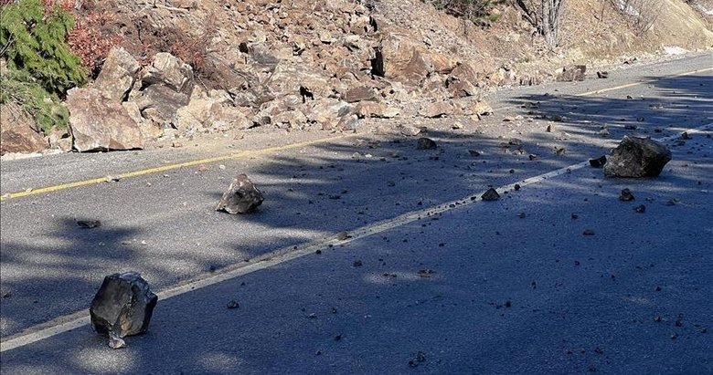 Kütahya’da toprak kayması nedeniyle kara yoluna düşen kayalar ulaşımı aksattı