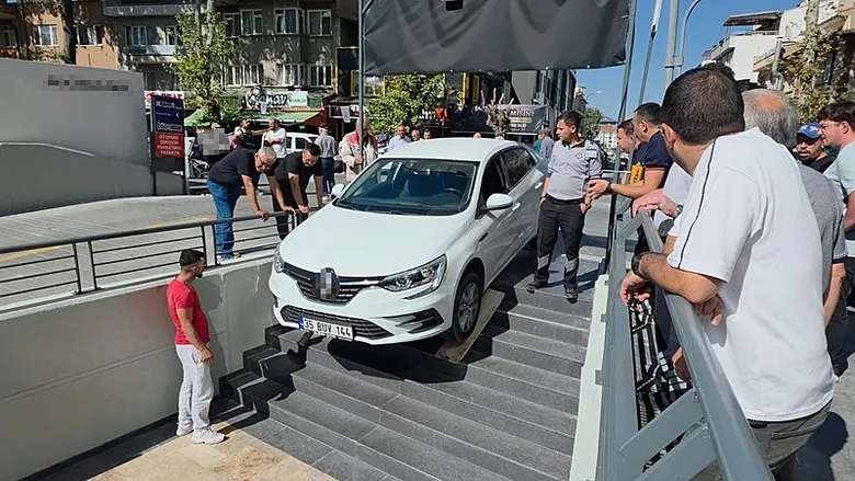 Kütahya’da bir garip kaza... Otomobil marketin merdivenlerinde asılı kaldı!