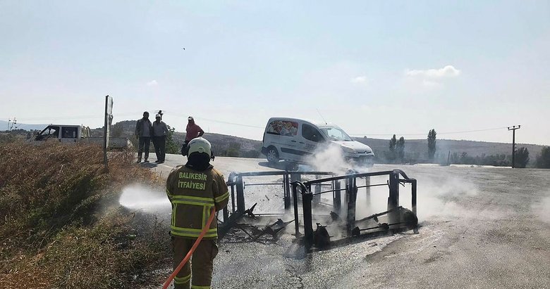 Kamyonet ana yolda cayır cayır yandı