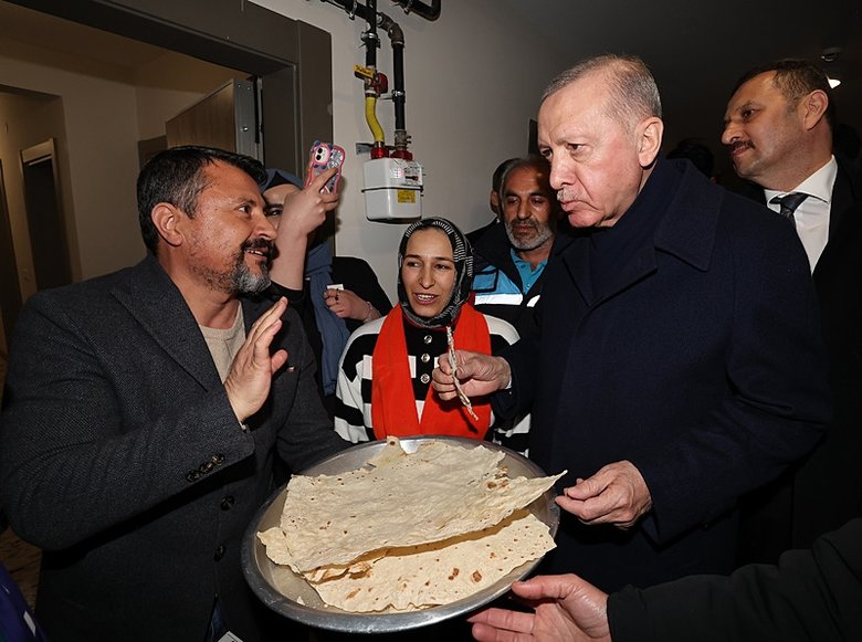 Başkan Erdoğan’dan Adıyaman’da aile ve esnafa ziyaret