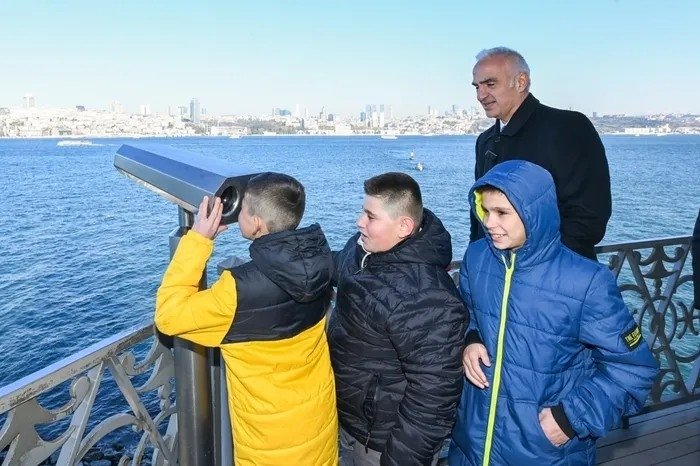 hayalleri-istanbulu-gormekti-bakan-ersoy-o-cocuklarla-bulustu-1768035157069.jpeg