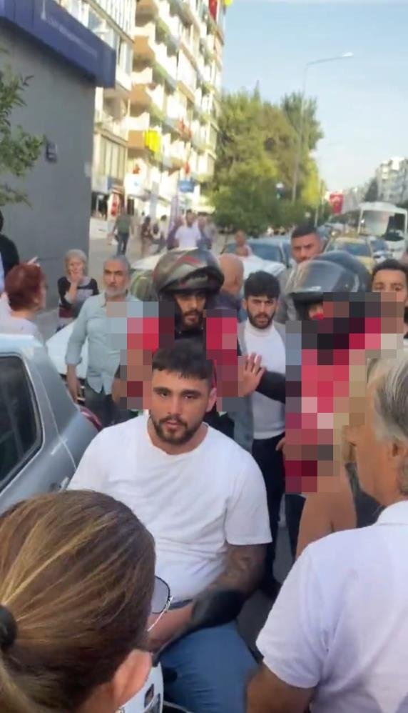 İzmir’de servis şoförü motokuryeler tarafından öldüresiye dövüldü