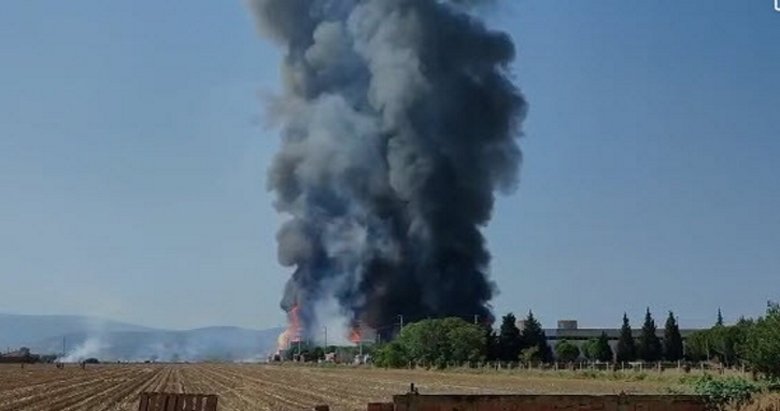 Son dakika: İzmir’de kozmetik fabrikasındaki yangın kontrol altında