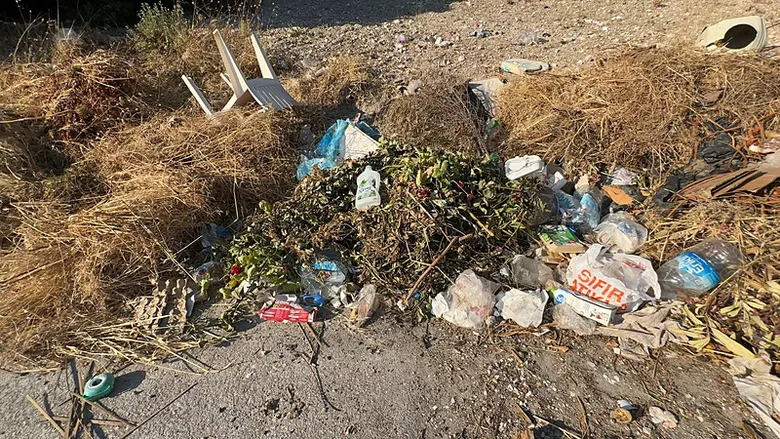 izmir-karaburunda-cop-isyani-sokaklar-copluge-dondu-mahalleli-domuz-tehlikesinden-endiseli-1782743613285.png