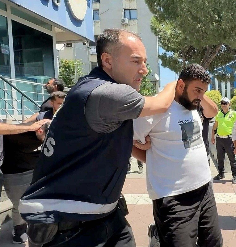 hamile-karisini-oldurmustu-cezaevine-gulerek-gitti-1780942906580.jpeg