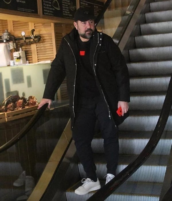 Fazlalıklarından kurtulan Ata Demirer asansör pozu verenleri böyle ti’ye aldı