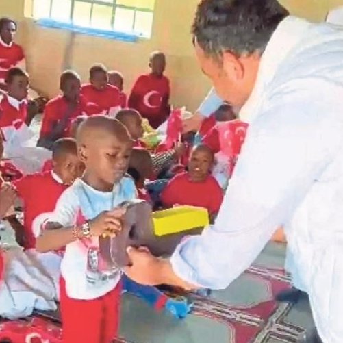 Aydınlı öğrencilerden Kenyalı miniklere oyuncak