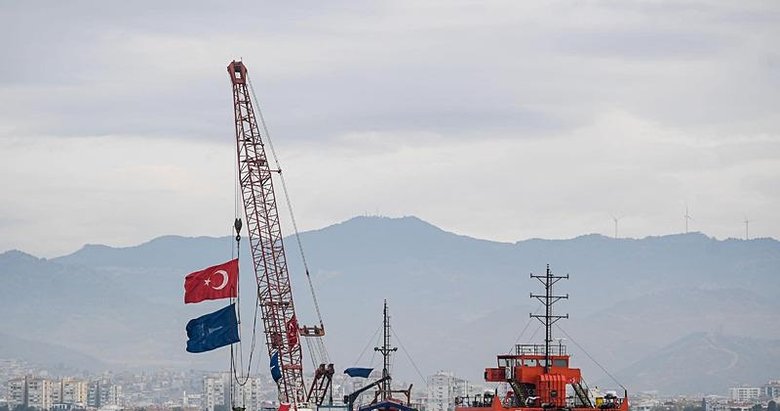 İzmir Körfezi’nde çamur çıkarma çalışması başladı