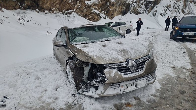 Kütahya Domaniç’te mevsimin ilk kar yağışı kazayı beraberinde getirdi: 4 yaralı