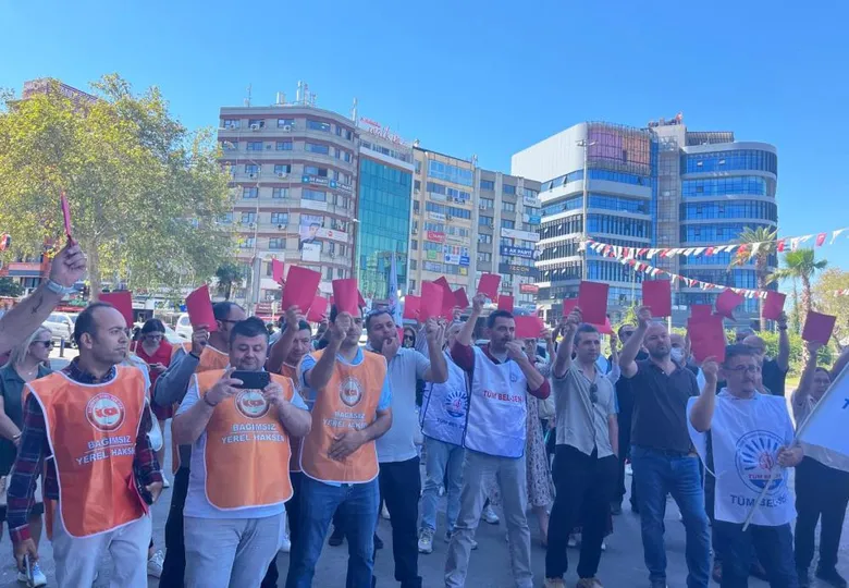 İzmir’de işçilerden ’kırmızı kart’lı eylem! Konak Belediyesi sözünü tutmadı!