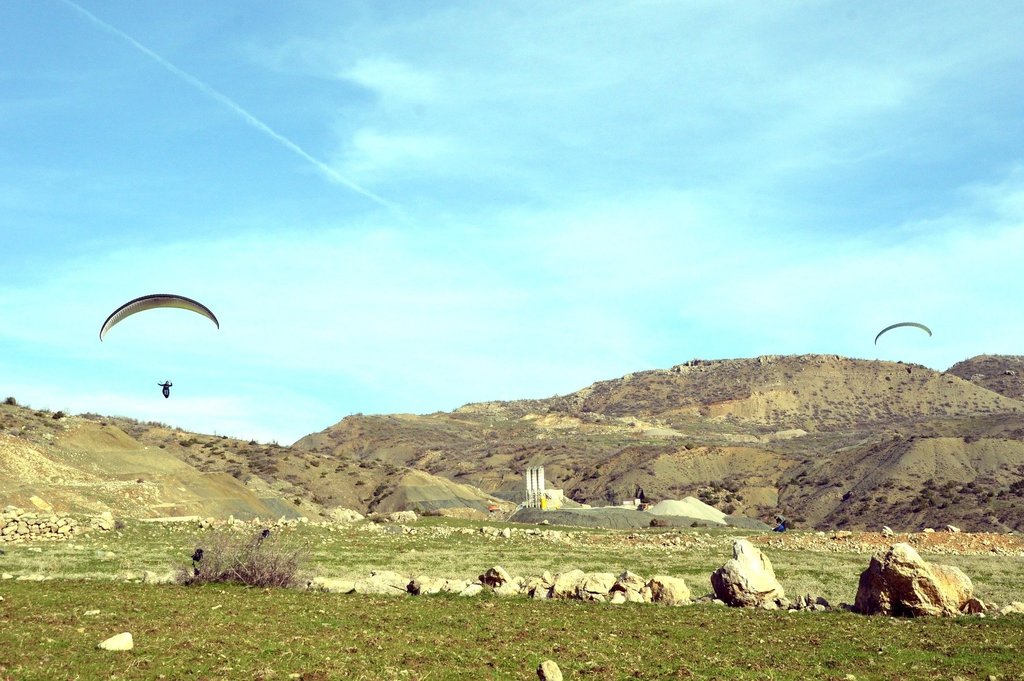 PKK’dan temizlenen Namaz Dağı’nda gençler paraşüt keyfi yapıyor