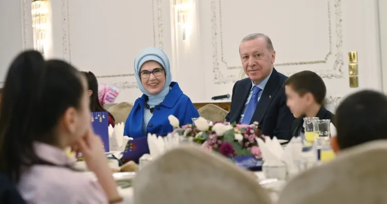 Başkan Erdoğan devlet himayesindeki çocuklarla iftarda buluştu