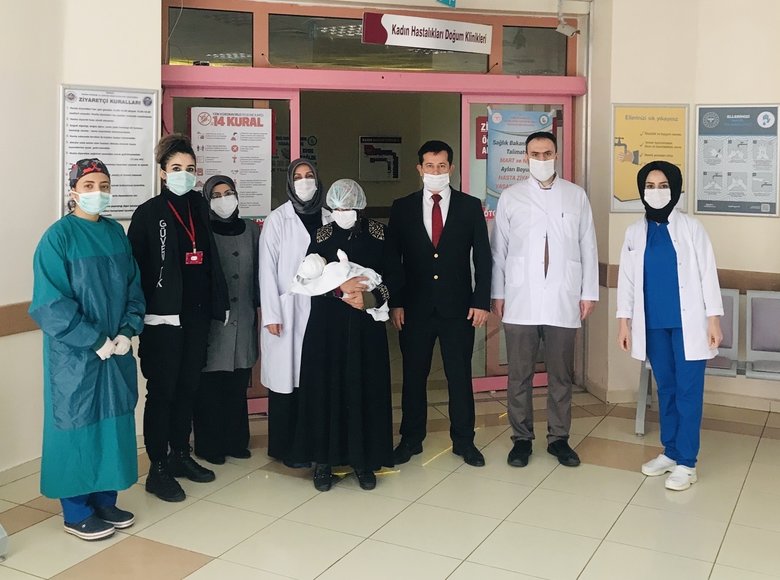 Koronavirüsü yenen 15 günlük bebek alkışlarla tabucu oldu Koronavirüsü yenen 15 günlük bebek alkışlarla tabucu oldu