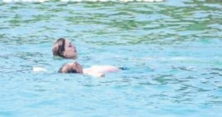 Alem şezlongda onlar su üstünde