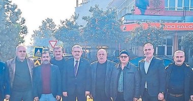 Barış ve birlik pozu