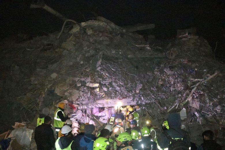 Depremden sağ kurtuldu felaketi anlattı: Bizi duvardan duvara fırlattı