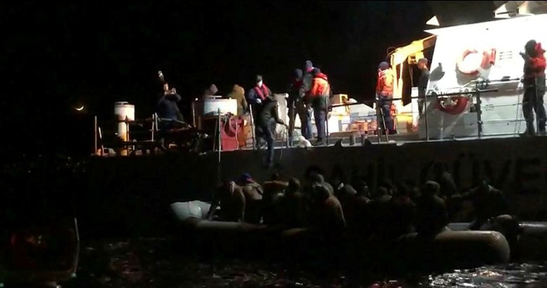 İzmir Dikili’de 30 düzensiz göçmen yakalandı