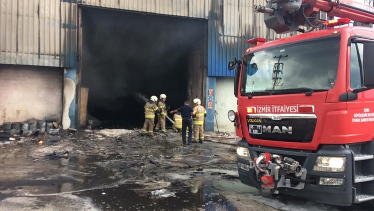 İzmir’de geri dönüşüm fabrikası yandı