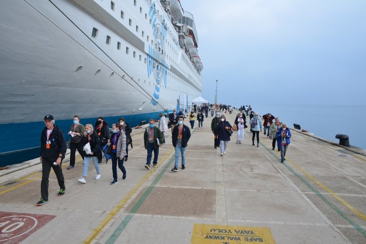 Kuşadası’nda turist bereketi! 3 kruvaziyer binlerce turist getirdi