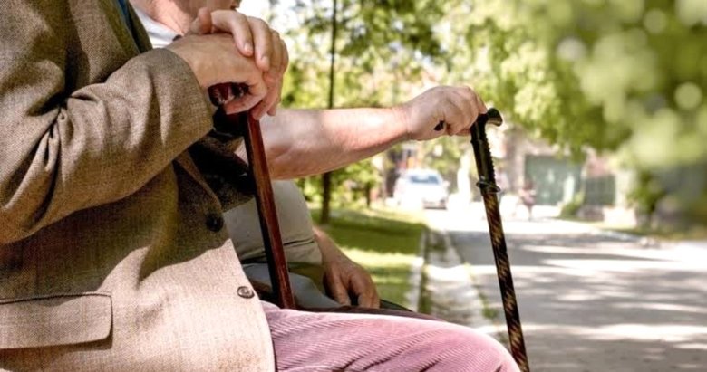 Bakan Koca’dan sokağa çıkacak 65 yaş üstüne maske uyarısı