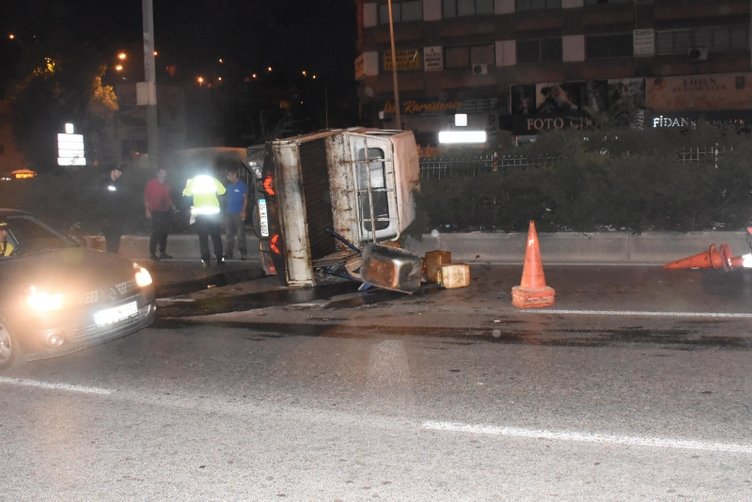 İzmir Karşıyaka’da kontrolden çıkan kamyonet yan devrildi
