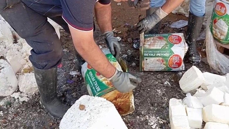 Gıda teröristleri bunu da yaptı! İzmir’de 7 ton bozuk peyniri vatandaşa yedireceklerdi