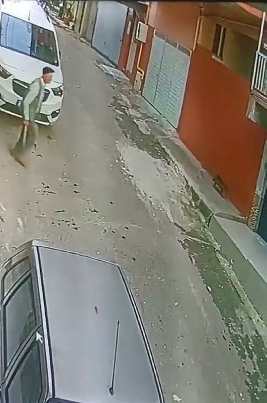 İzmir’de, sokak kedisine keserli saldırı!