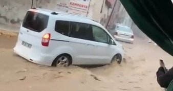 Kemeraltı Çarşısı’nda hep aynı çile! Esnaf tepkisini kağıttan gemi yüzdürerek gösterdi