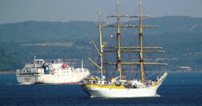 Rumen askeri gemisi Mircea Çanakkale Boğazı’ndan geçti