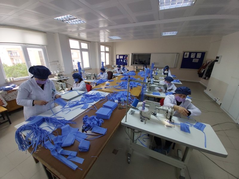 Çanakkale’de sağlıkçılar için günde bin maske üretiyorlar